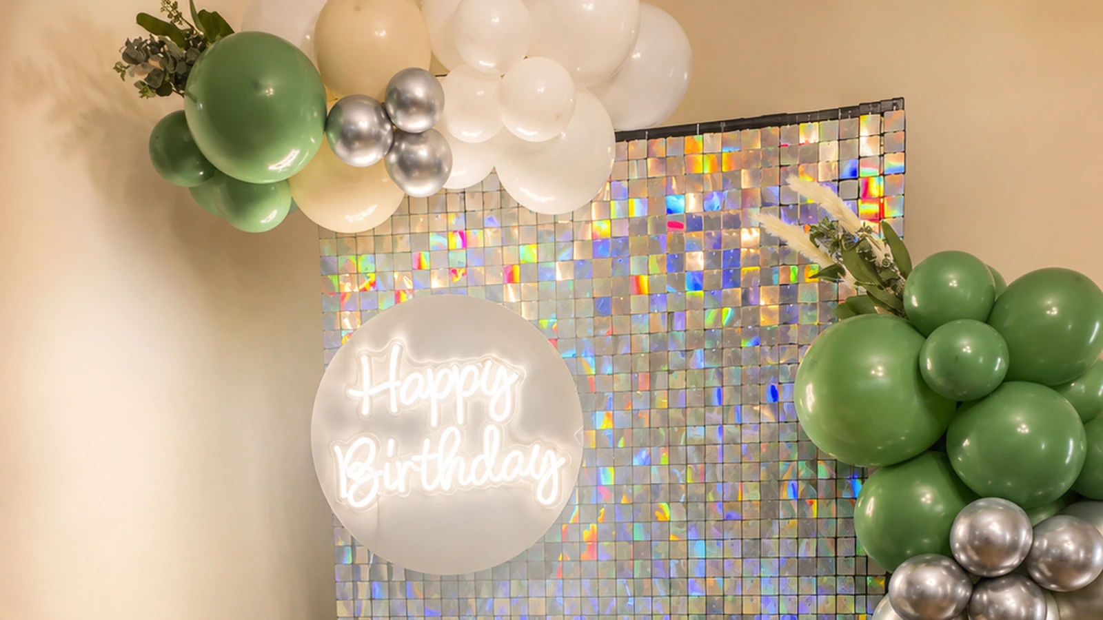 Green, white, and silver balloon birthday backdrop by Creasiones Nerys